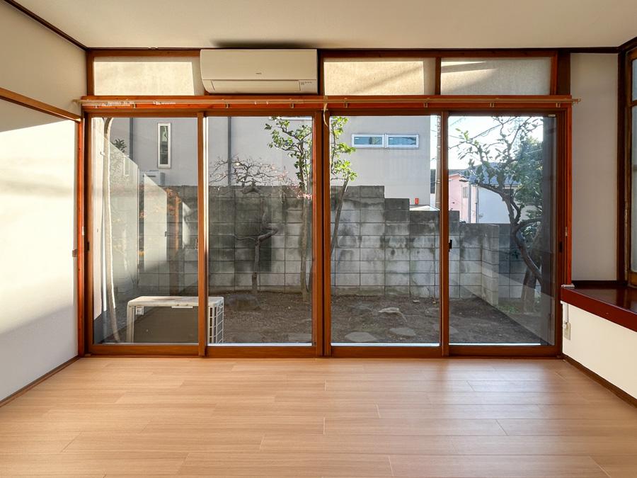 目黒区柿の木坂の賃貸物件/１階洋室。木枠のサッシがいい風合いを出しています。