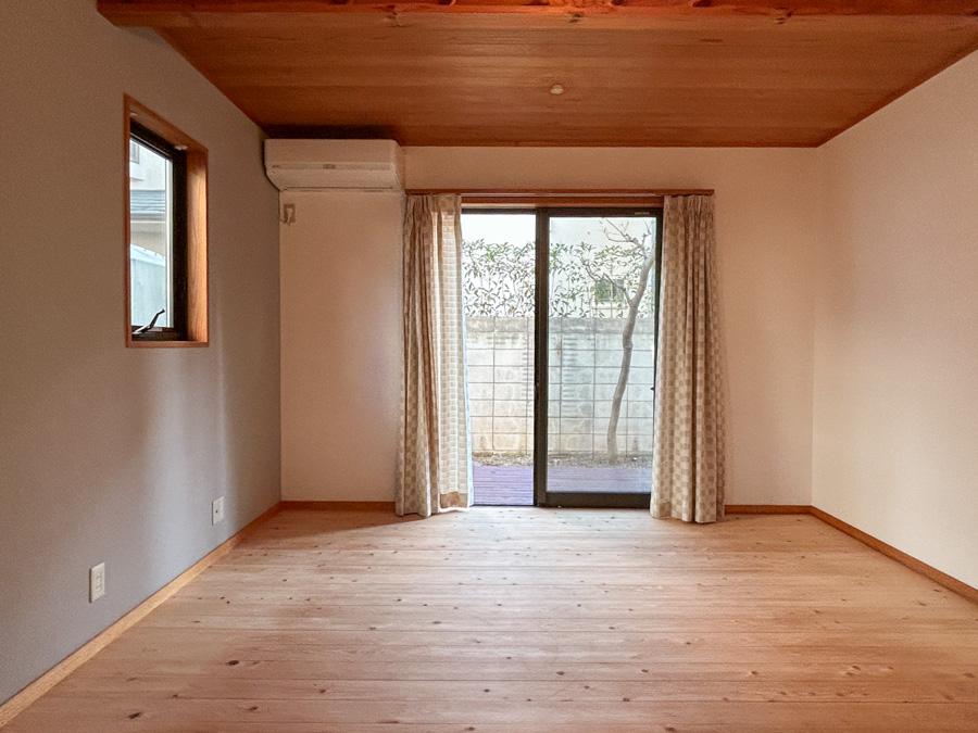 目黒区柿の木坂の賃貸物件/リビングは無垢のフローリングでさらっとした印象