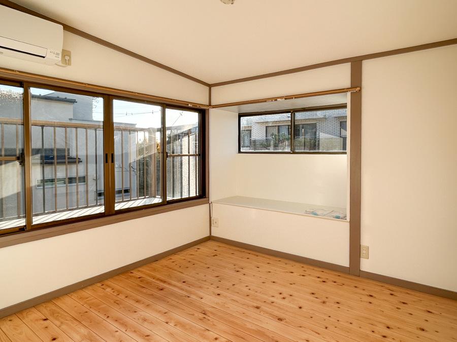 目黒区柿の木坂の賃貸物件/２階洋室。たんまりと光が入ってきます。