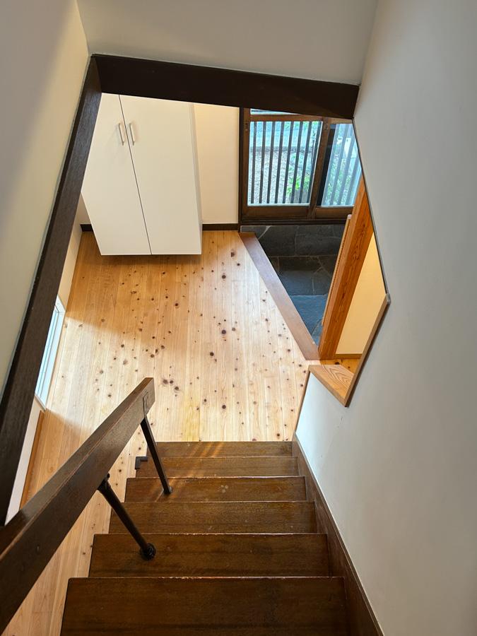 目黒区柿の木坂の賃貸物件/階段。新旧入り混じった素材感のバランスがグッド。