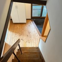 目黒区柿の木坂の賃貸物件/階段。新旧入り混じった素材感のバランスがグッド。