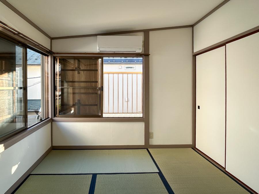 目黒区柿の木坂の賃貸物件/２階和室。窓の外側に、木の襖