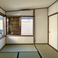 目黒区柿の木坂の賃貸物件/２階和室。窓の外側に、木の襖