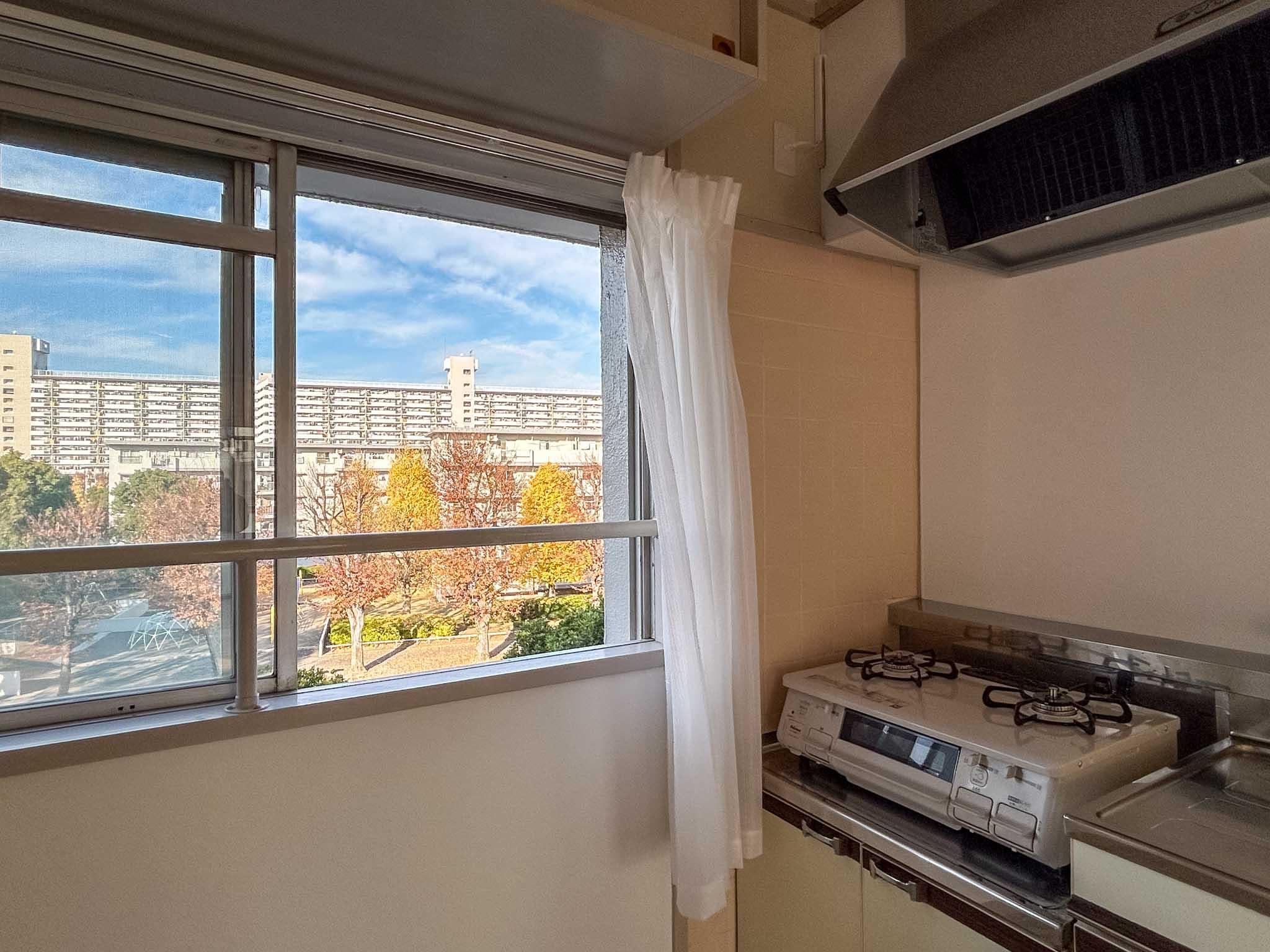 板橋区高島平の賃貸物件/料理をしながら眺める紅葉もいいですね