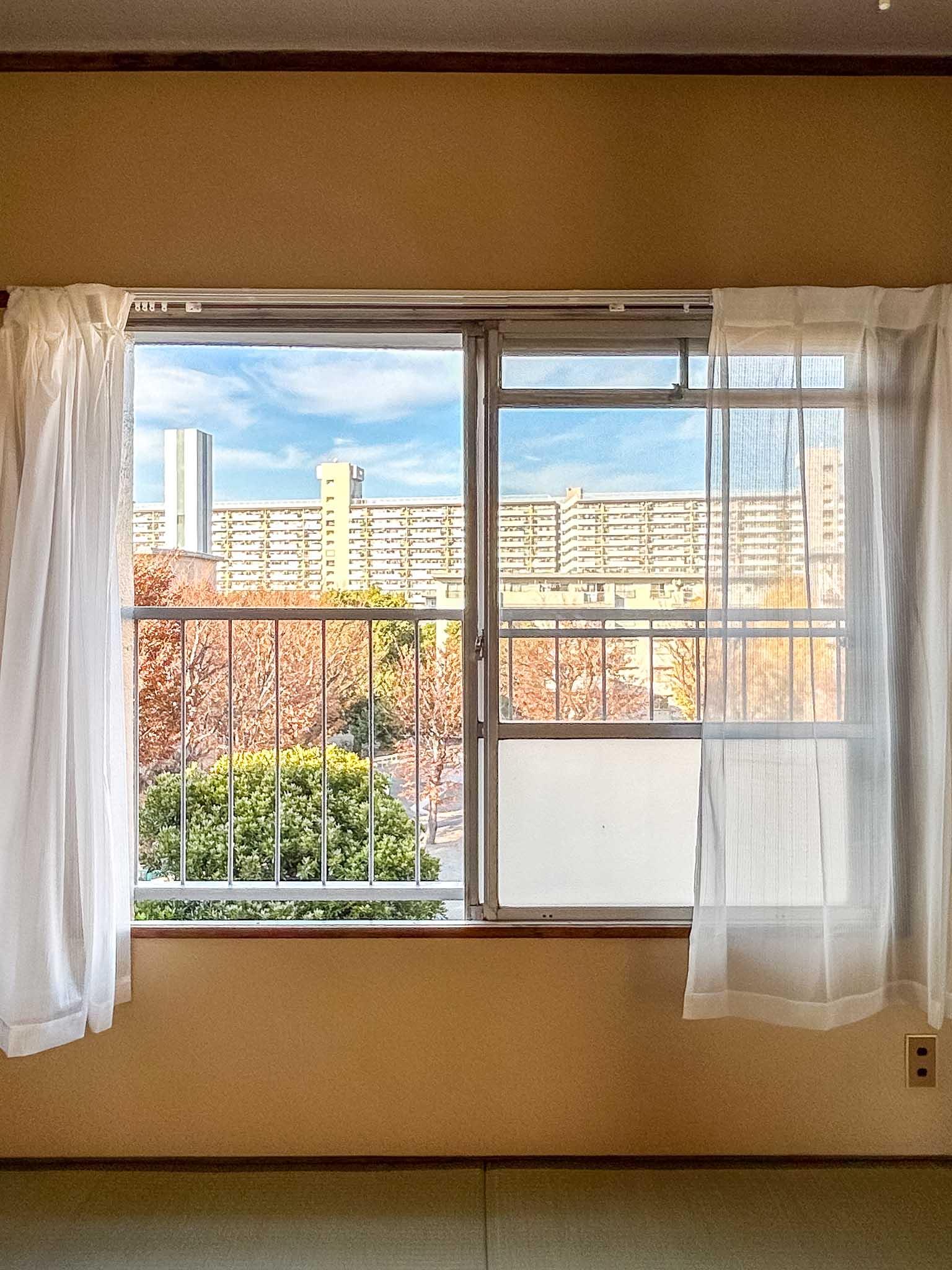 板橋区高島平の賃貸物件/大きめの腰窓