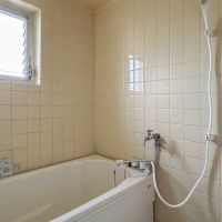 板橋区高島平の賃貸物件/浴室。清潔に保たれていますが、古さは感じる仕様