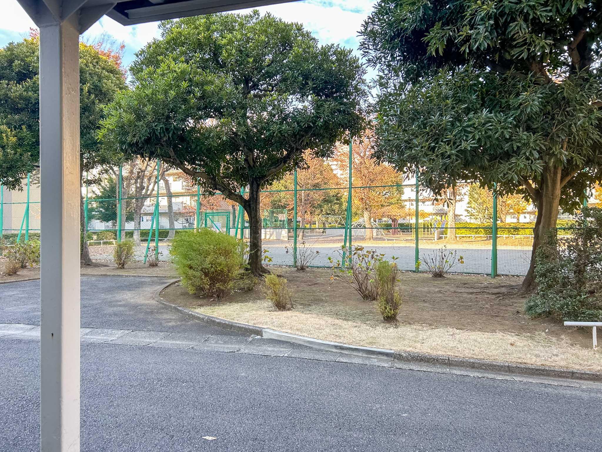 板橋区高島平の賃貸物件/建物を出てすぐのところに公園があります