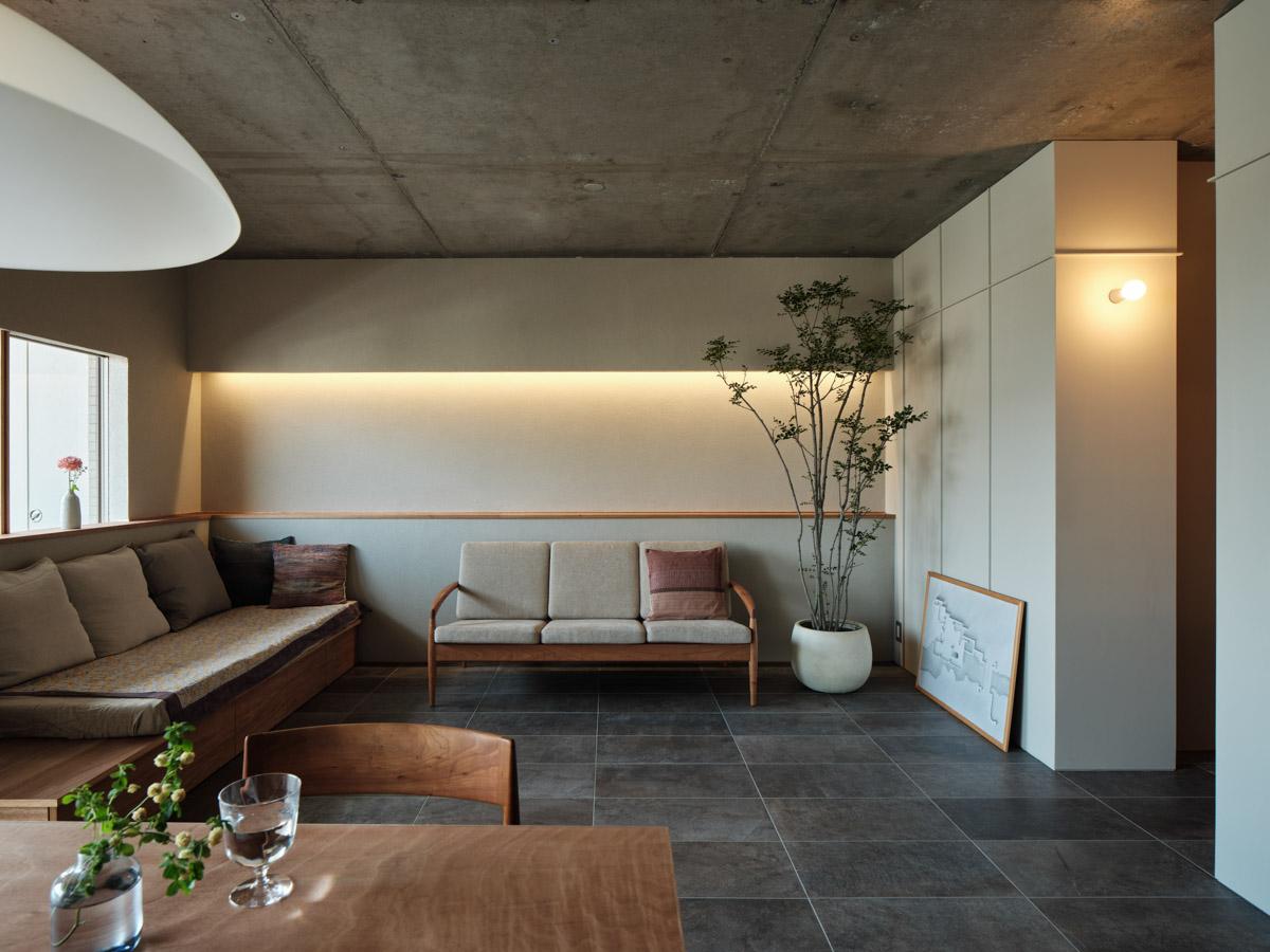 横浜市金沢区能見台の賃貸物件/壁際に設けられた間接照明が良い雰囲気（写真：中村晃）