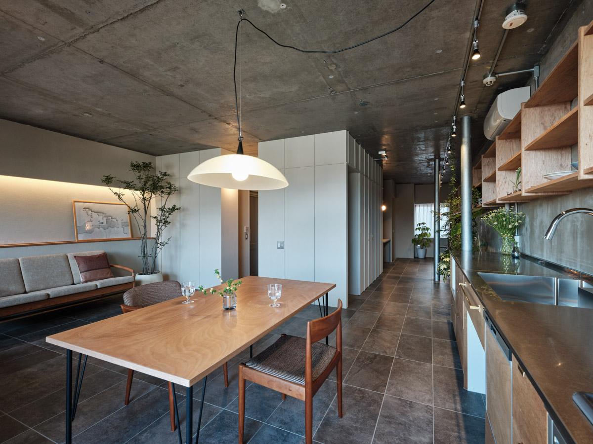 横浜市金沢区能見台の賃貸物件/バルコニー側から見た室内。中央に箱を設けて、その周りをぐるっと回遊できるようなワンルーム（写真：中村晃）