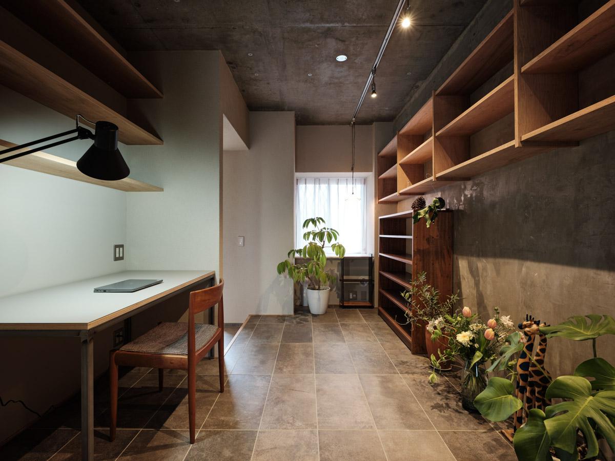 横浜市金沢区能見台の賃貸物件/玄関を入ってすぐのところには、作業に集中できそうな書斎スペース（写真：中村晃）