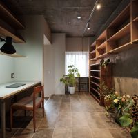 横浜市金沢区能見台の賃貸物件/玄関を入ってすぐのところには、作業に集中できそうな書斎スペース（写真：中村晃）