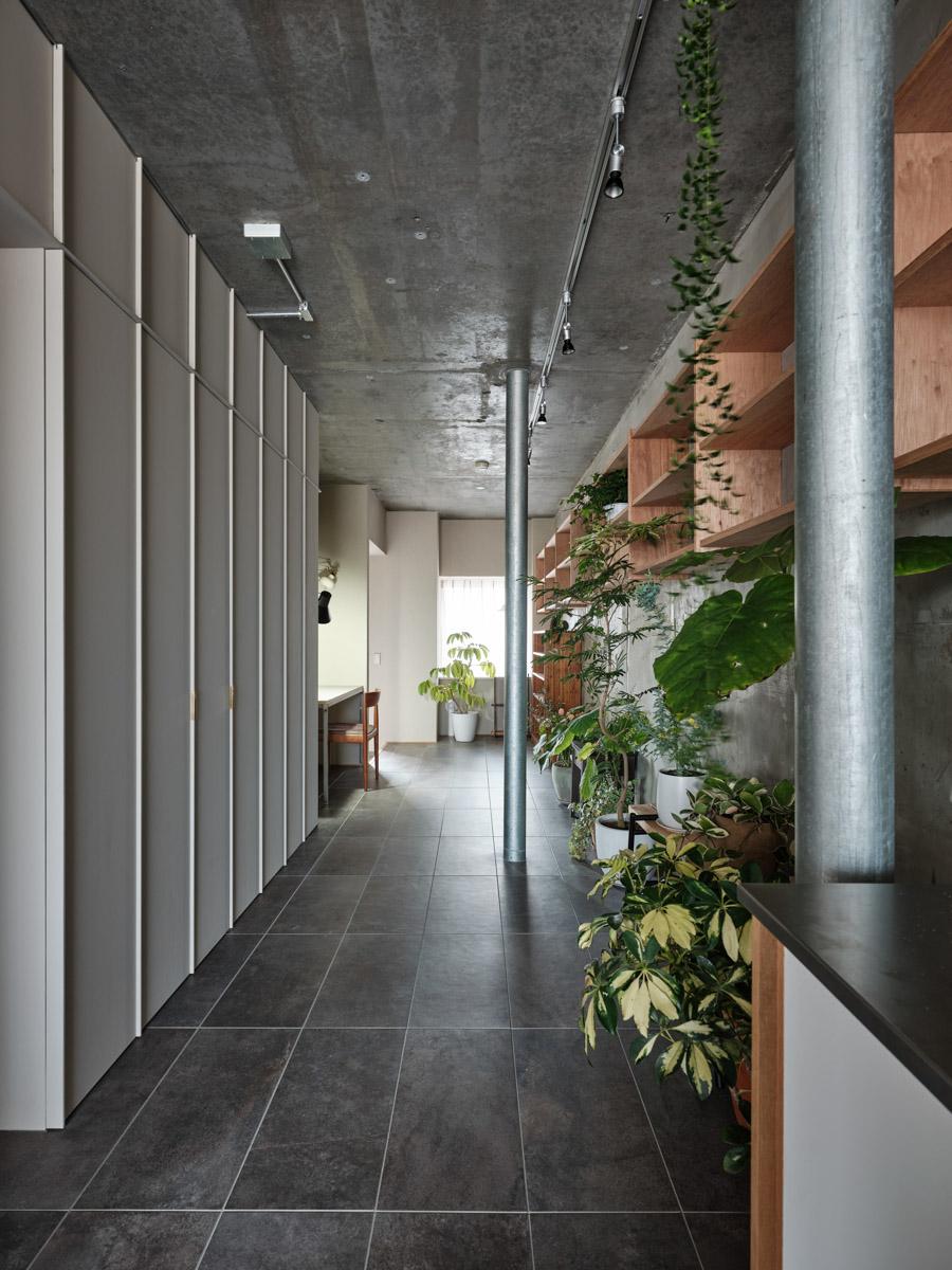 横浜市金沢区能見台の賃貸物件/玄関側にも窓があり、よく風が抜ける（写真：中村晃）