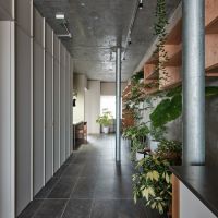 横浜市金沢区能見台の賃貸物件/玄関側にも窓があり、よく風が抜ける（写真：中村晃）