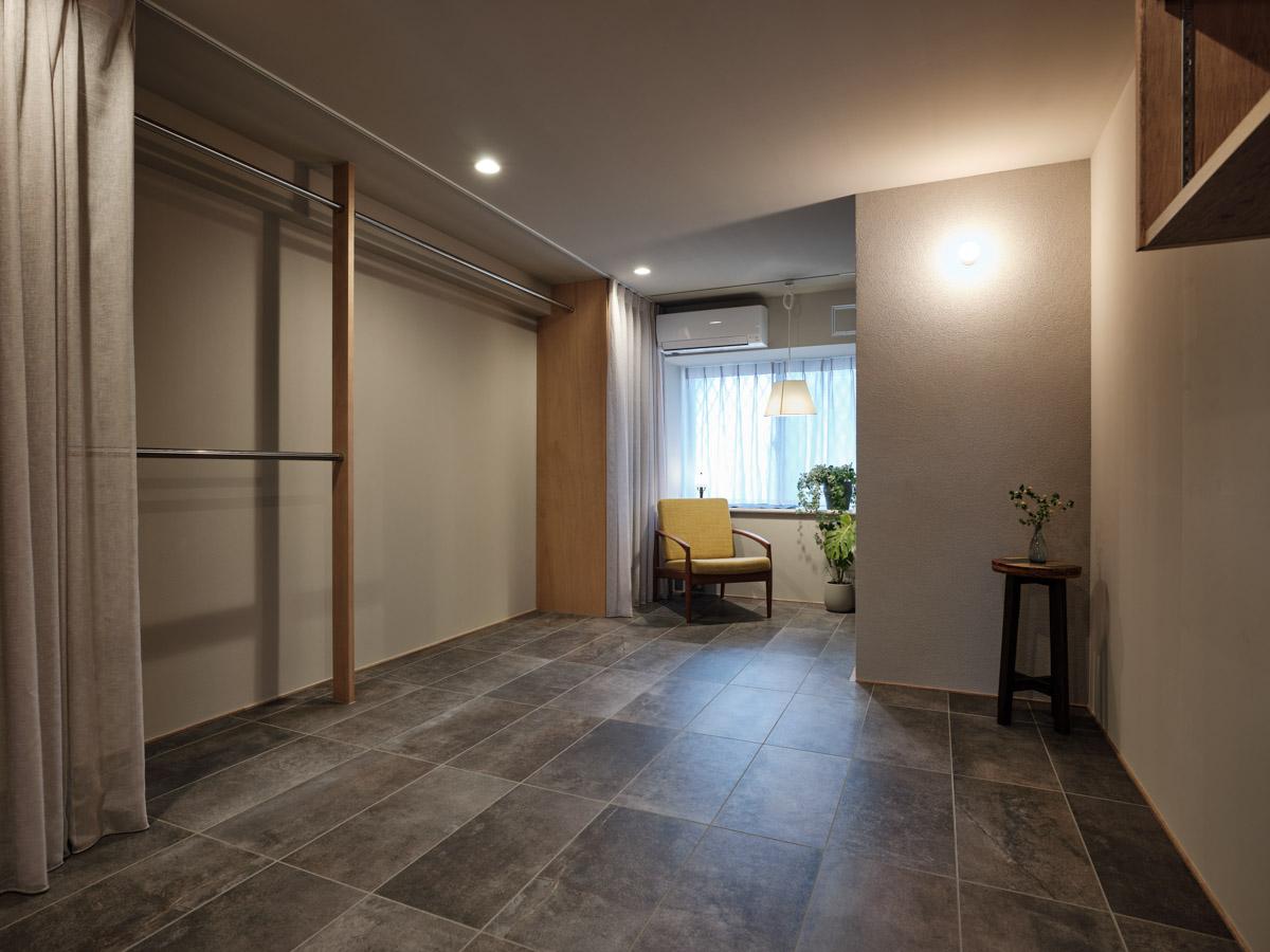 横浜市金沢区能見台の賃貸物件/玄関側の半個室。現在はベッドが置かれて寝室として使われています。収納はカーテンで隠せる仕様（写真：中村晃）