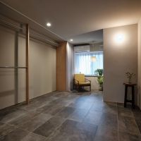 横浜市金沢区能見台の賃貸物件/玄関側の半個室。現在はベッドが置かれて寝室として使われています。収納はカーテンで隠せる仕様（写真：中村晃）