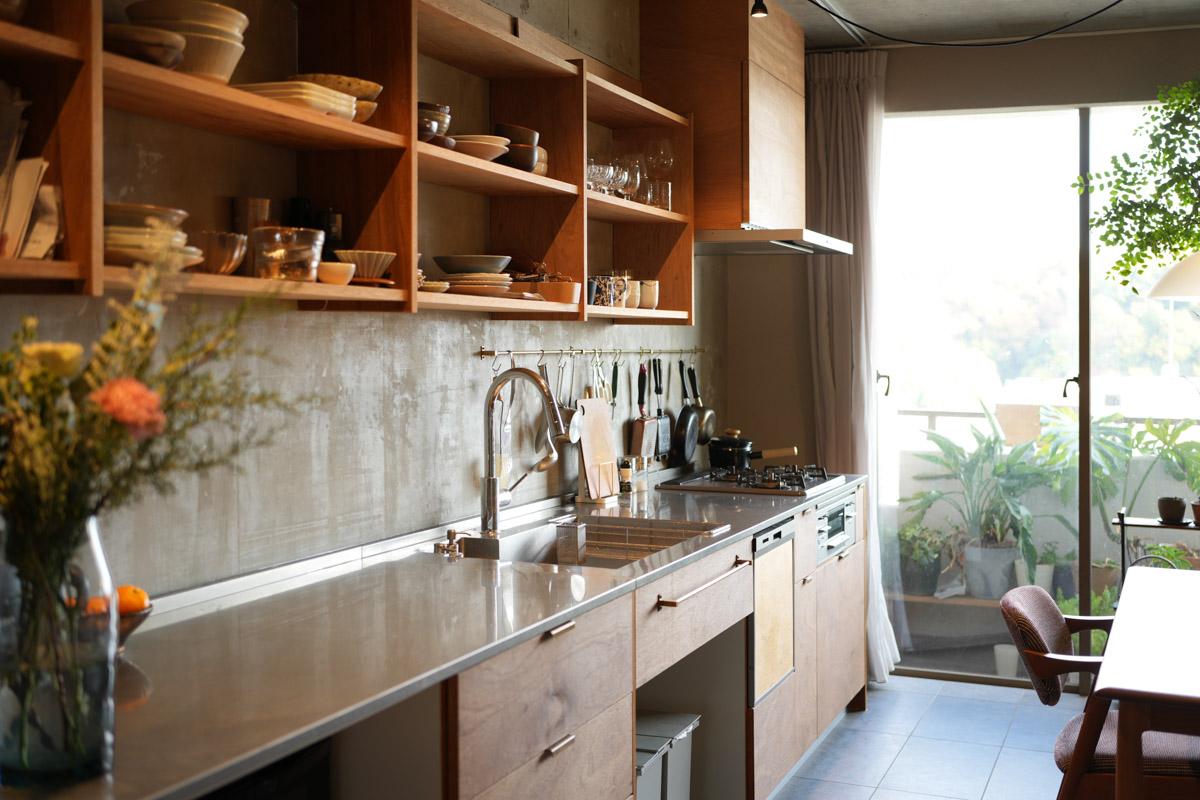 横浜市金沢区能見台の賃貸物件/窓際に設けられたワイドなキッチン