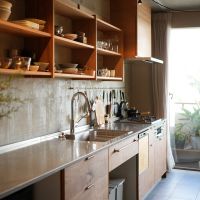 横浜市金沢区能見台の賃貸物件/窓際に設けられたワイドなキッチン