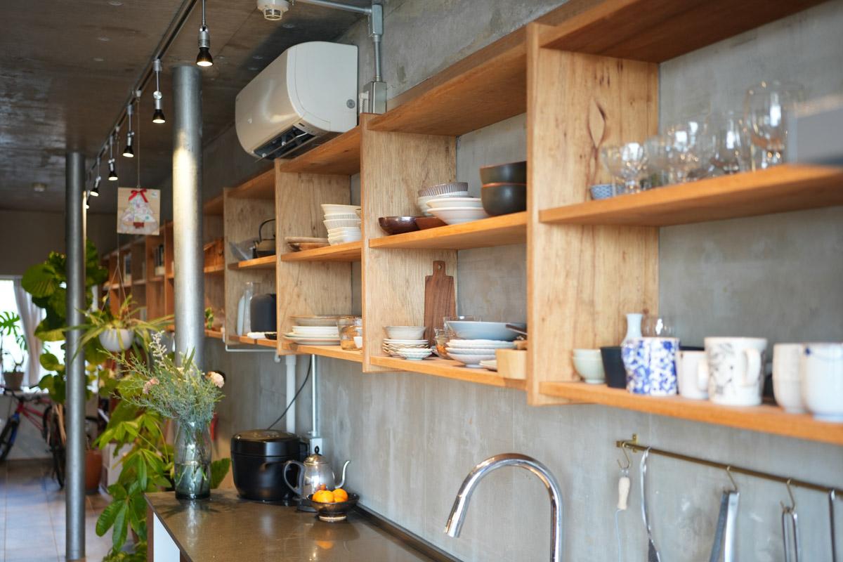 横浜市金沢区能見台の賃貸物件/キッチンから玄関まで、器やグラス、植物を見せることができる棚