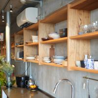 横浜市金沢区能見台の賃貸物件/キッチンから玄関まで、器やグラス、植物を見せることができる棚