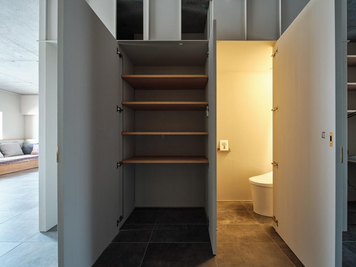 横浜市金沢区能見台の賃貸物件/中には収納やトイレ、裏側には洗面台（写真：中村晃）