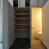 横浜市金沢区能見台の賃貸物件/中には収納やトイレ、裏側には洗面台（写真：中村晃）