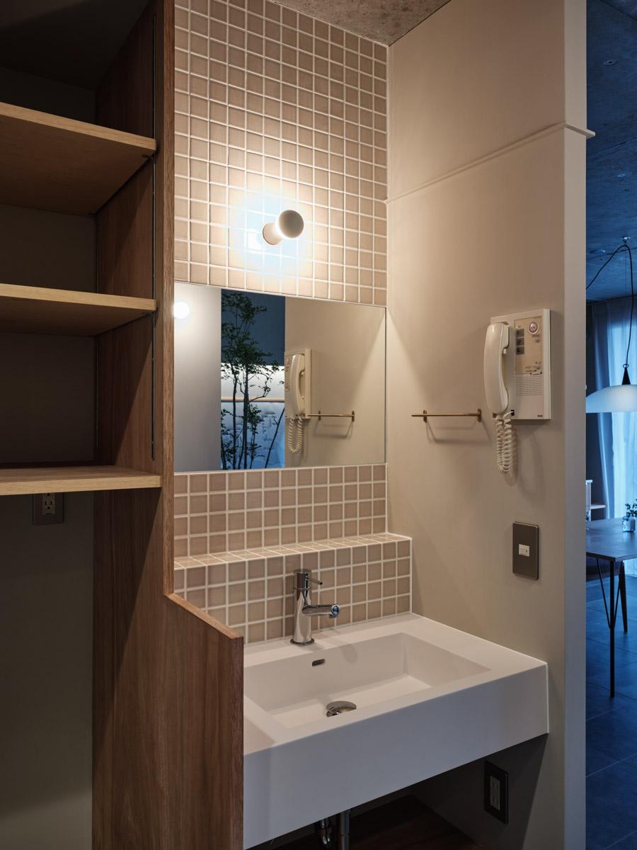 横浜市金沢区能見台の賃貸物件/タイル張りの洗面台（写真：中村晃）