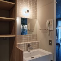 横浜市金沢区能見台の賃貸物件/タイル張りの洗面台（写真：中村晃）