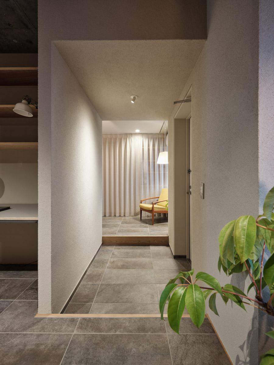 横浜市金沢区能見台の賃貸物件/玄関は廊下方向、寝室方向と二手に分かれている（写真：中村晃）