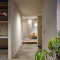 横浜市金沢区能見台の賃貸物件/玄関は廊下方向、寝室方向と二手に分かれている（写真：中村晃）