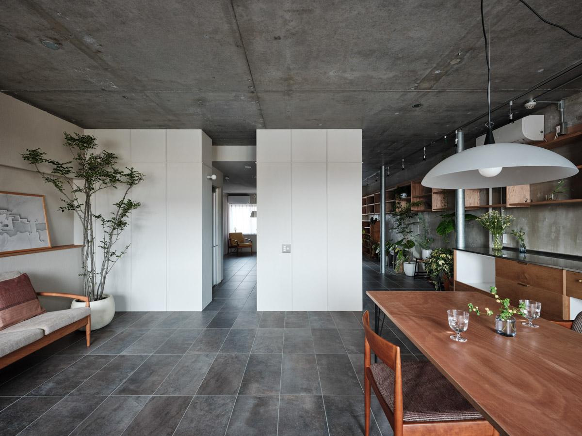 横浜市金沢区能見台の賃貸物件/リビングは家族でゆったりくつろげる広さ（写真：中村晃）