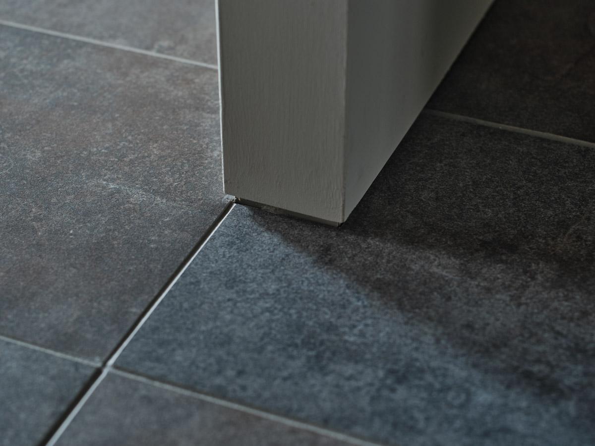 横浜市金沢区能見台の賃貸物件/石のような表情の磁器質タイル（写真：中村晃）