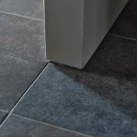 横浜市金沢区能見台の賃貸物件/石のような表情の磁器質タイル（写真：中村晃）