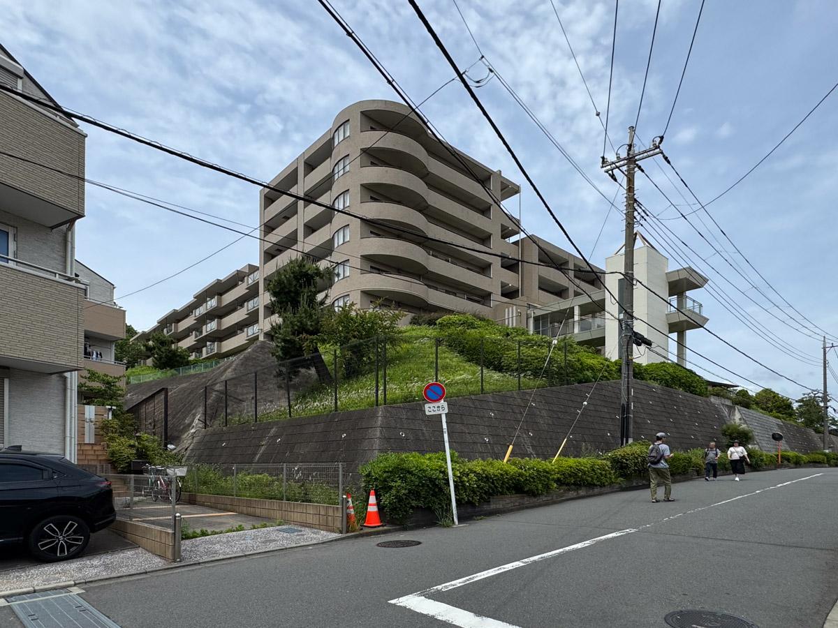 横浜市金沢区能見台の賃貸物件/外観。高台に立つマンション