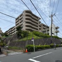 横浜市金沢区能見台の賃貸物件/外観。高台に立つマンション