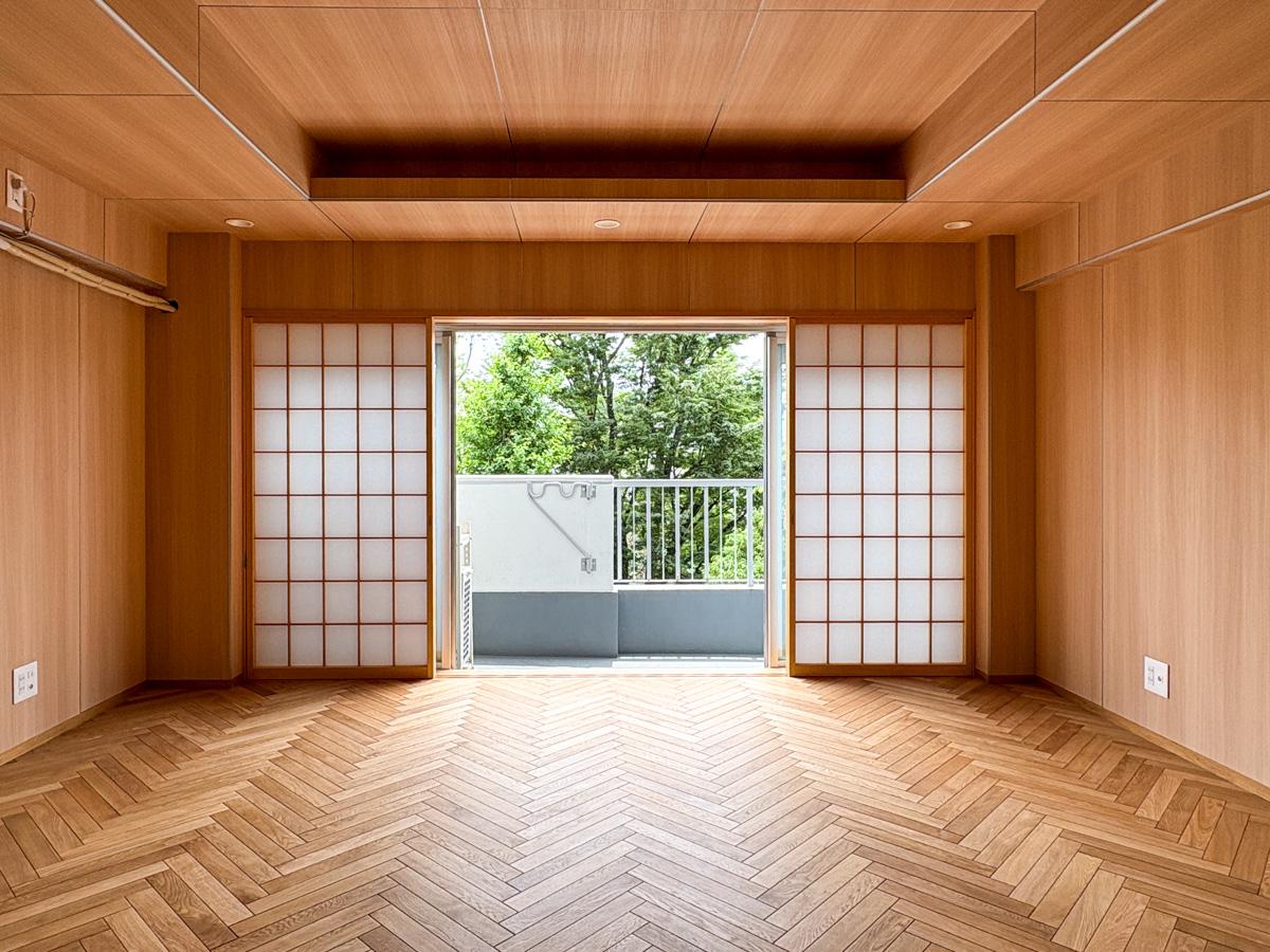 新宿区弁天町の賃貸物件/LDK　ヘリンボーン張りの無垢フローリングと障子が印象的