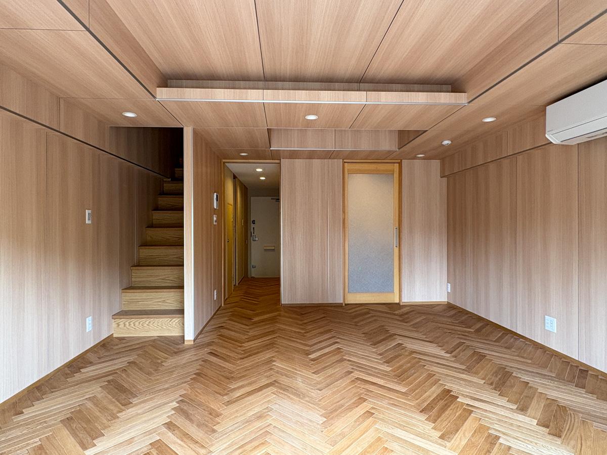 新宿区弁天町の賃貸物件/LDK　写真右手の引き戸がキッチンへつながります