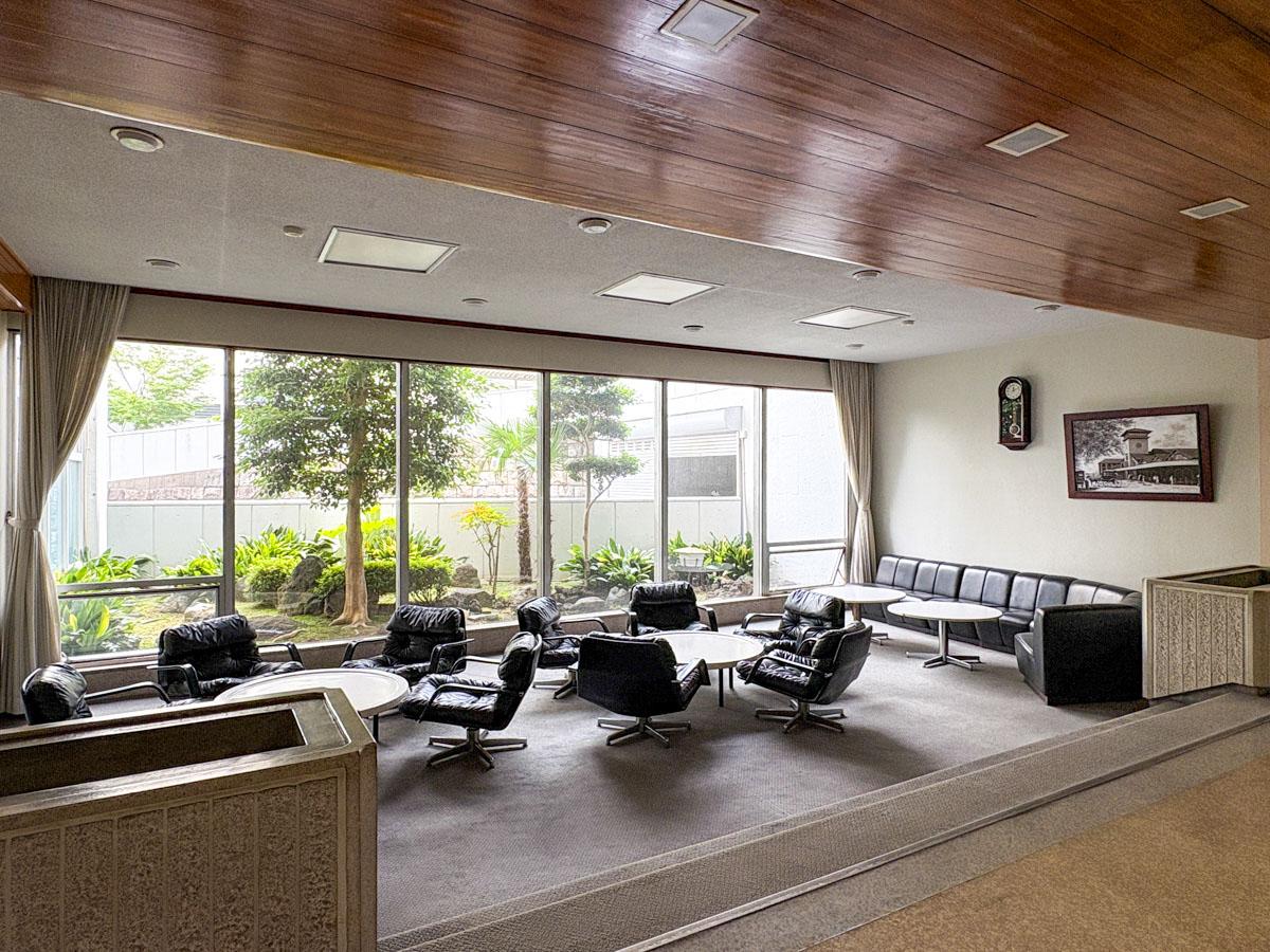 新宿区弁天町の賃貸物件/ロビー　レトロで味わい深い豊かさ