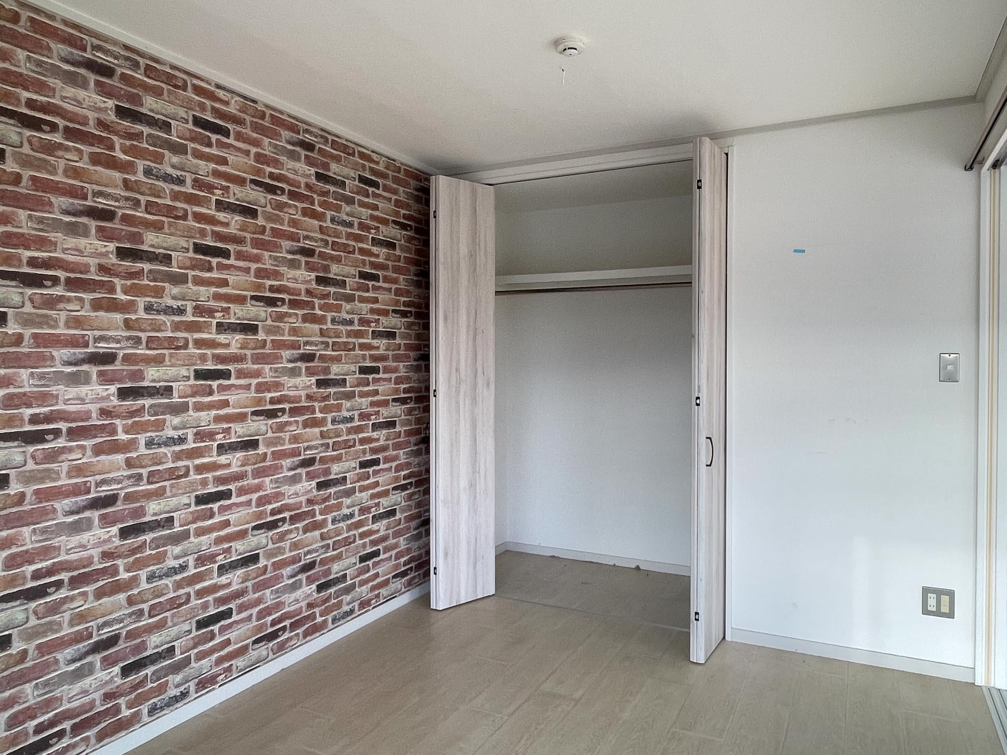 杉並区西荻南の賃貸物件/5.8畳洋室：壁はレンガ調のクロスです