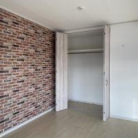 杉並区西荻南の賃貸物件/5.8畳洋室：壁はレンガ調のクロスです