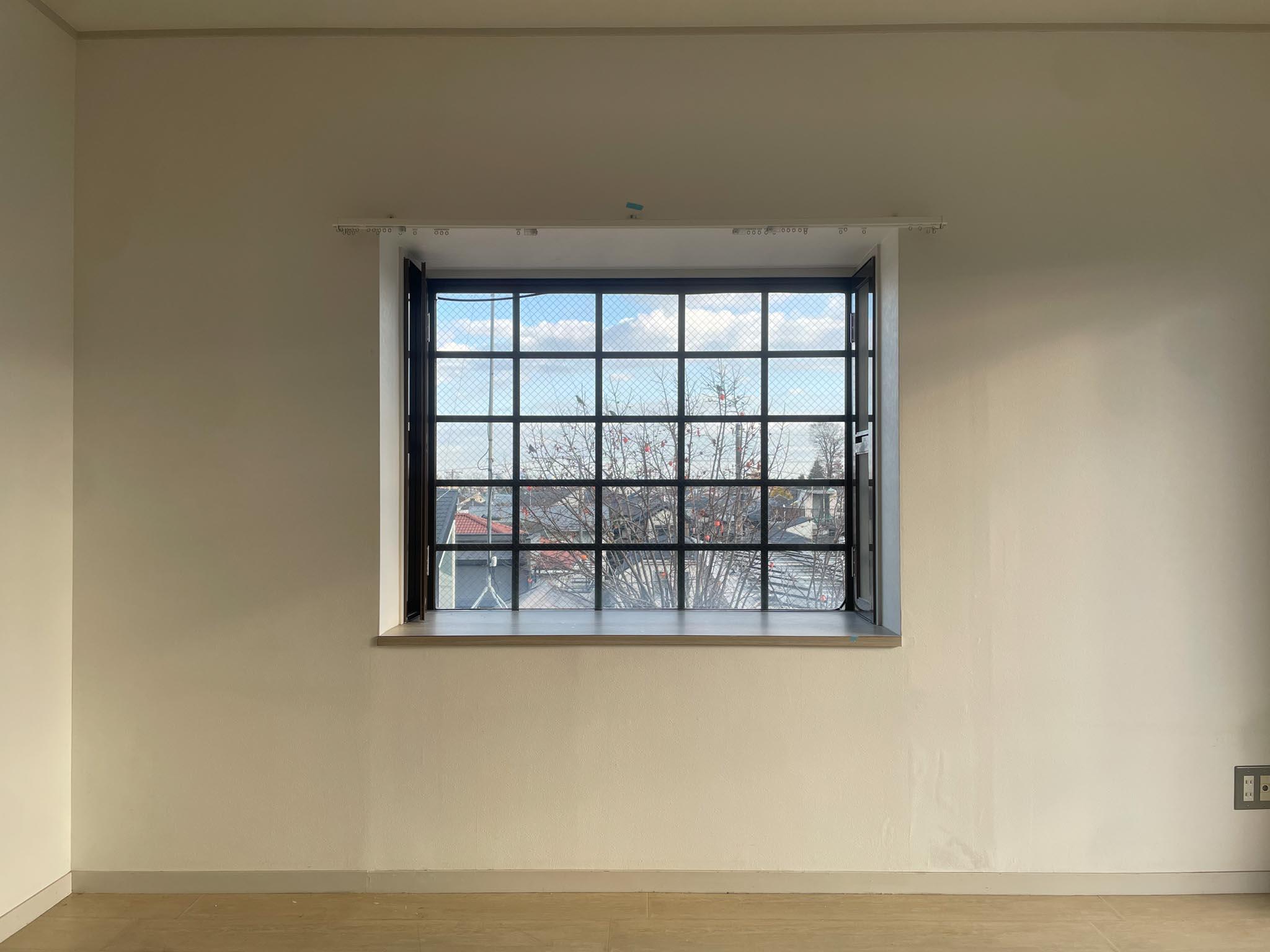 杉並区西荻南の賃貸物件/出窓の先に見える景色もいい。今の時期は葉が落ちた木が見える