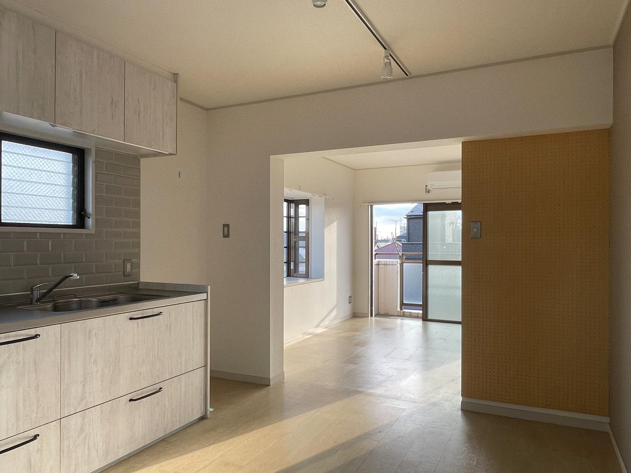 杉並区西荻南の賃貸物件/キッチンから南に向かって。右手の壁は有孔ボードです