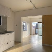 杉並区西荻南の賃貸物件/キッチンから南に向かって。右手の壁は有孔ボードです