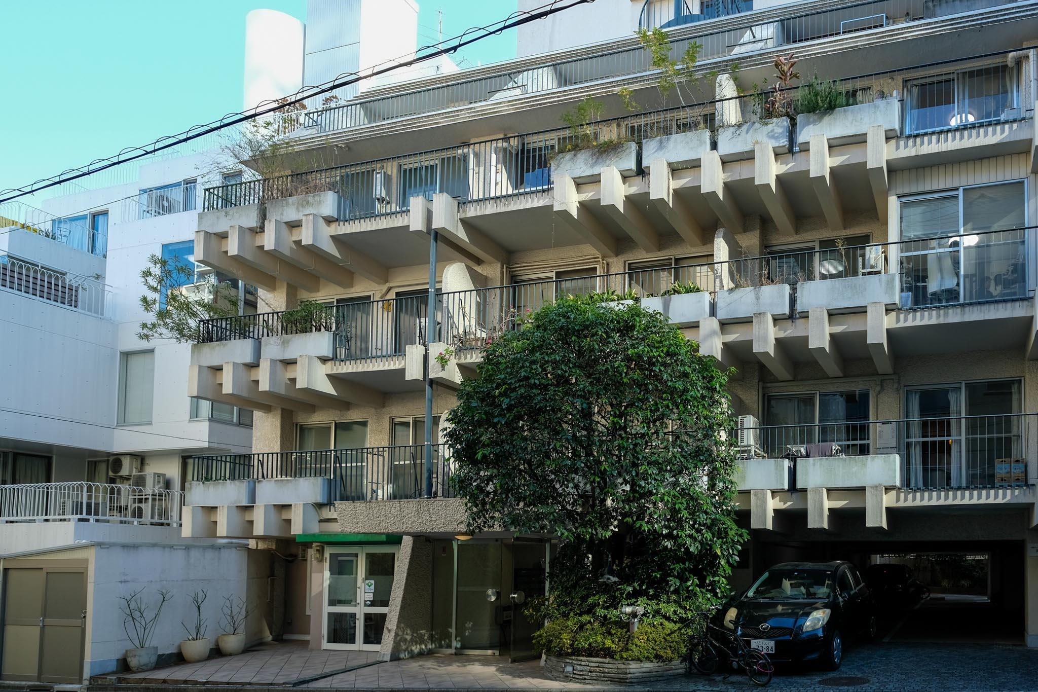 渋谷区神宮前の賃貸物件/これが1970年代の職人仕事。凹凸感のある個性的な外観