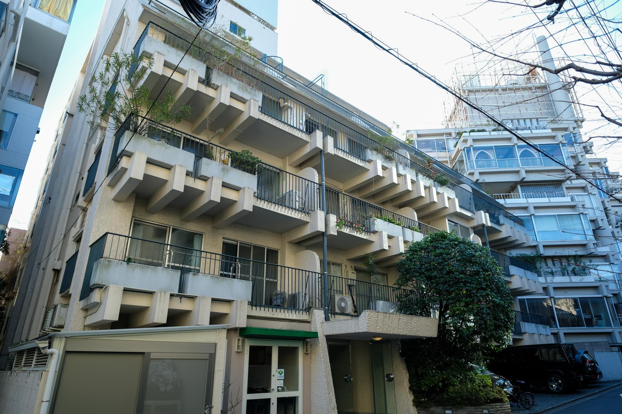 渋谷区神宮前の賃貸物件/花壇と梁が織りなす外観美。住人が育てる植栽が彩りを添える