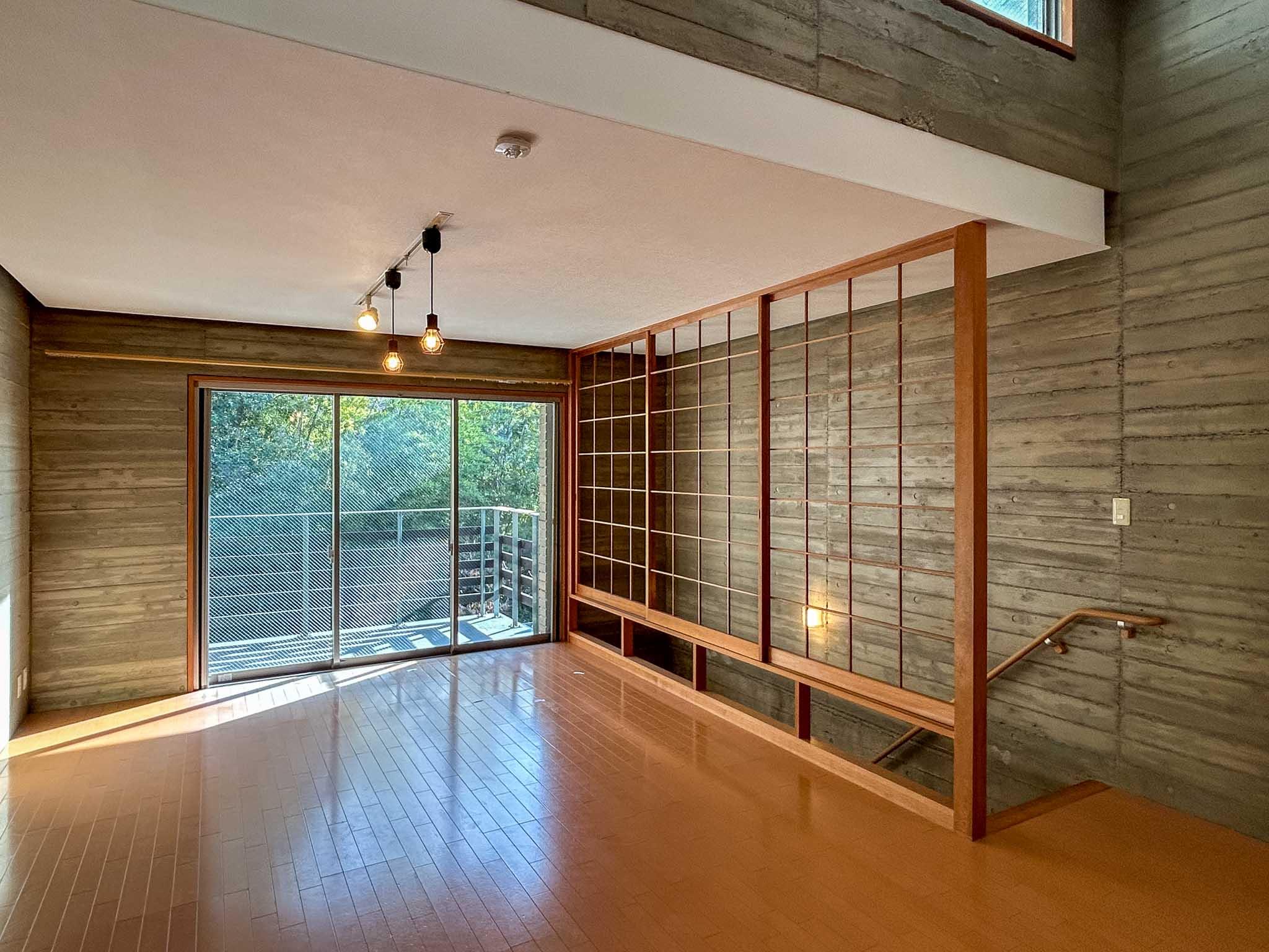 杉並区成田西の賃貸物件/壁面はコンクリート打ちっぱなし。でも、どこかぬくもりを感じられる空間