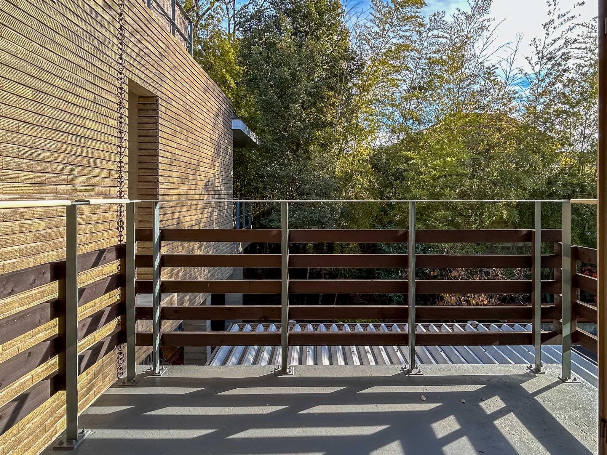 杉並区成田西の賃貸物件/ベランダ。風に揺れる竹林が目の前に