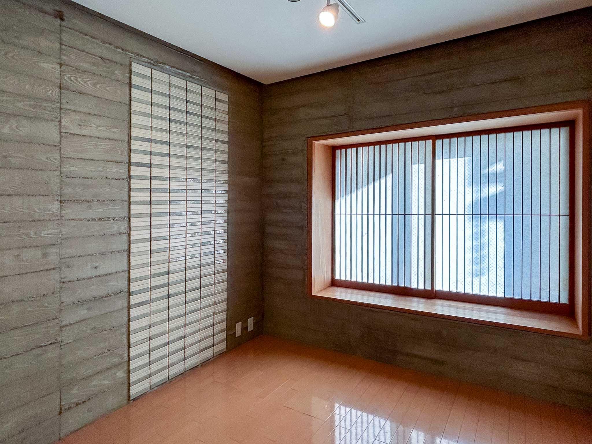 杉並区成田西の賃貸物件/1階南側の洋室。木やタイル等、異素材がうまく散りばめられています