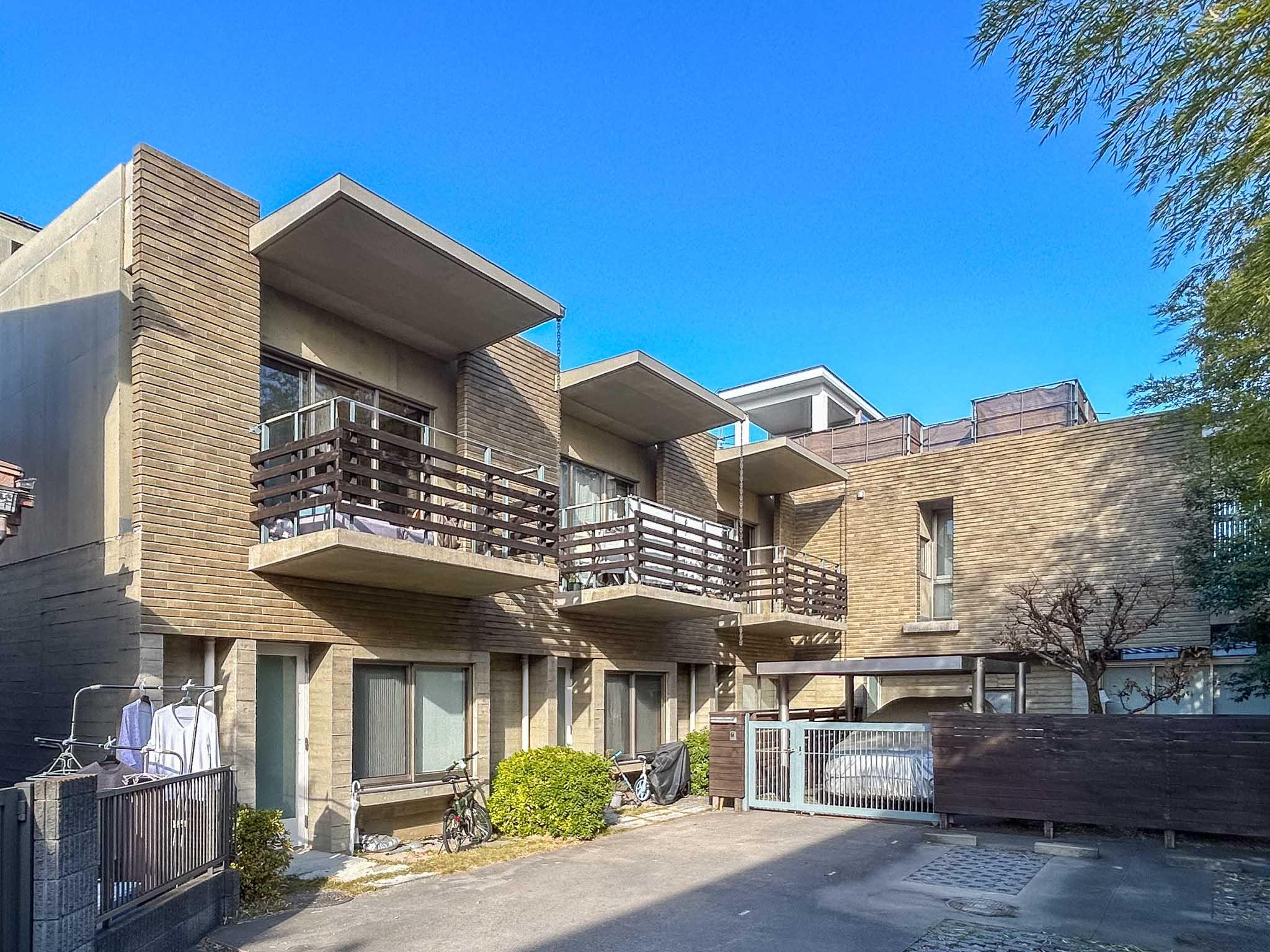 杉並区成田西の賃貸物件/竹林に寄り添うようにして立つ、2階建てのテラスハウス