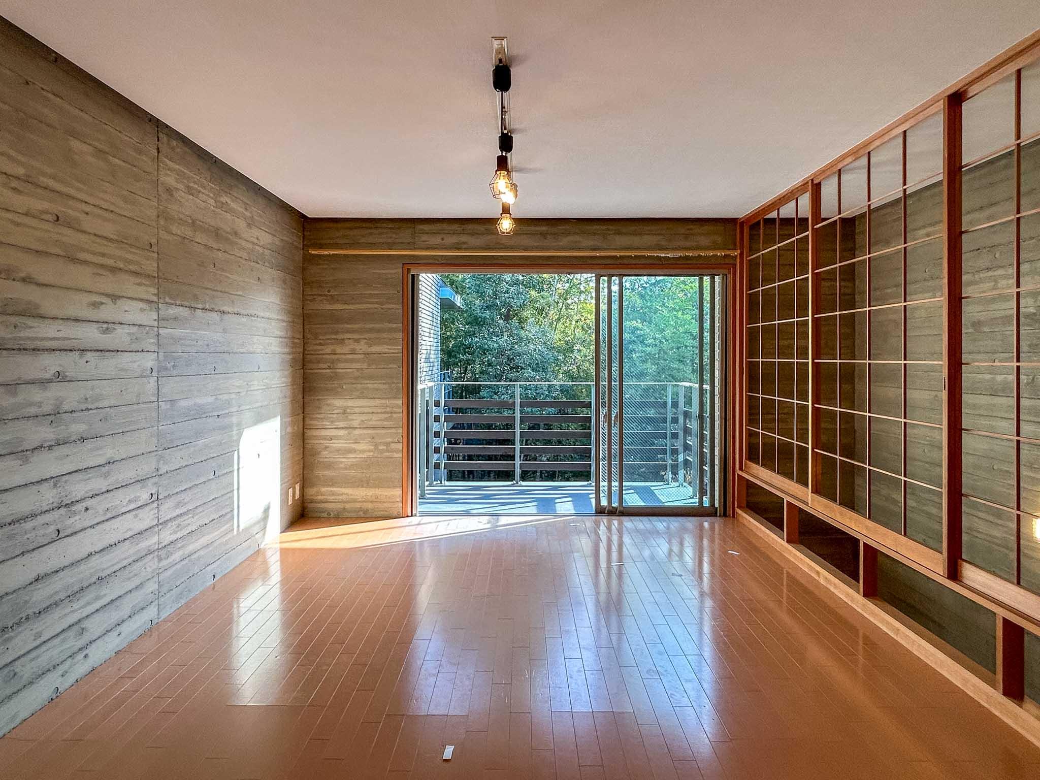 杉並区成田西の賃貸物件/2階：リビング。外に視線が抜ける心地よい空間