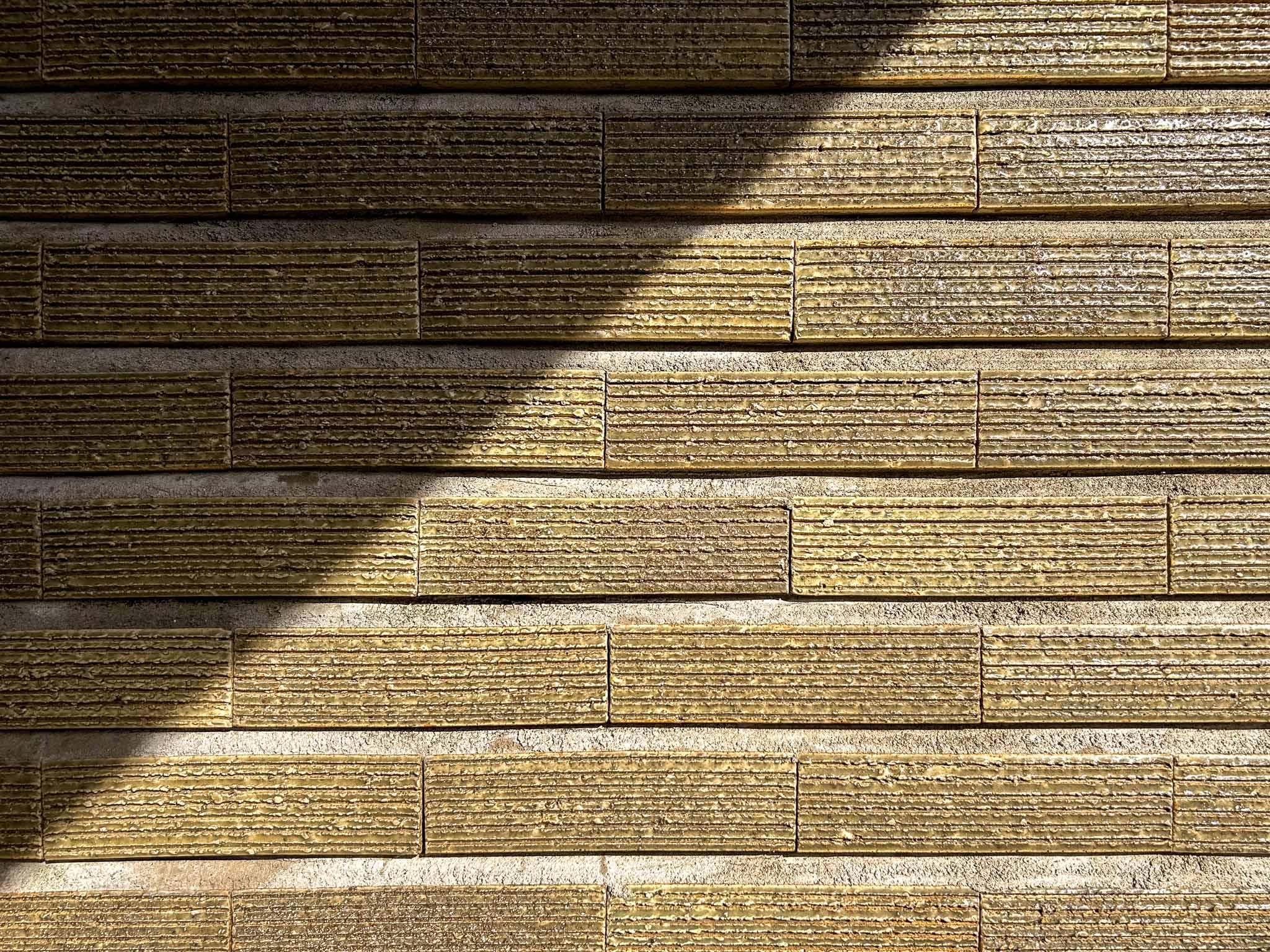 杉並区成田西の賃貸物件/2階：外壁タイルの質感